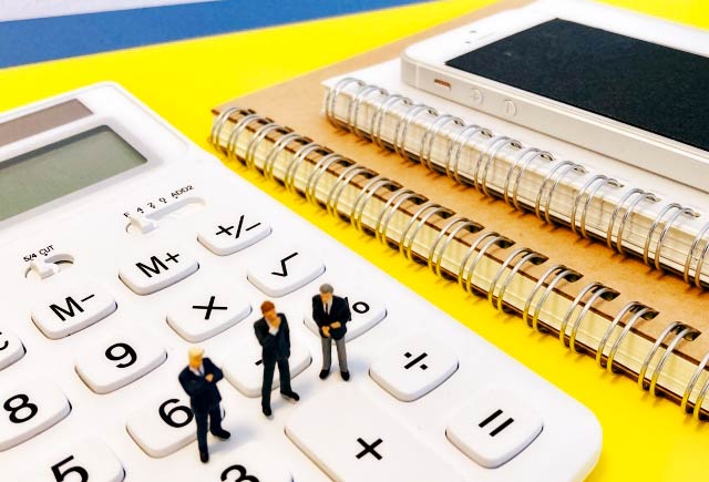 補助金コンサルタント費用の相場と料金体系｜成功報酬型と定額型の違い